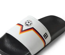 Badelatschen im Fußballdesign