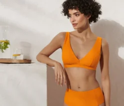 Bikinitop mit strukturierter Oberfläche