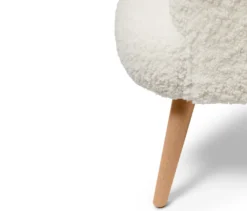 Bouclé-Sessel mit Holzbeinen