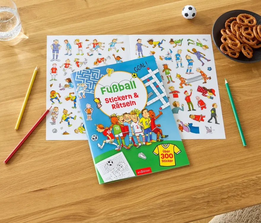 Buch »Fußball – Stickern & Rätseln«