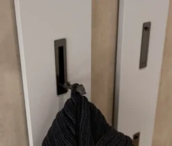 Garderobenpaneel mit schwarzen Haken, kaschmir