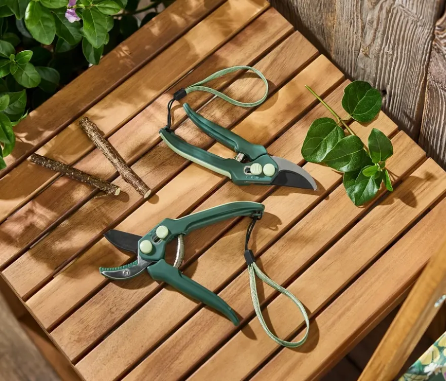 2 Gartenscheren
