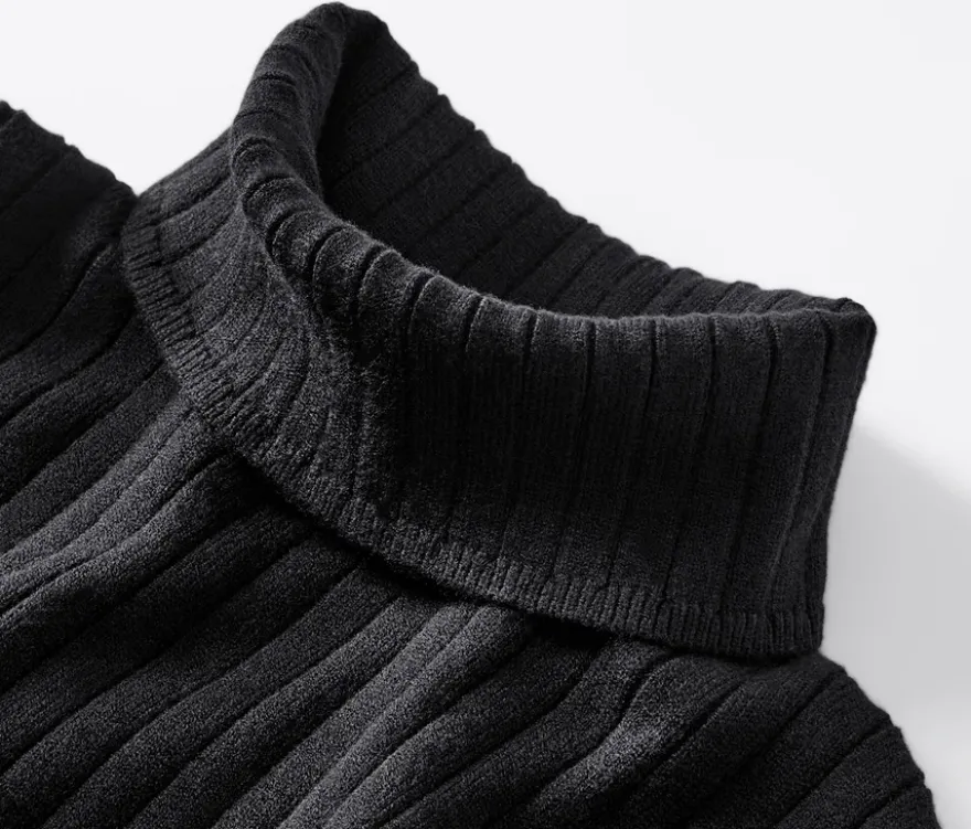 Gerippter Rollkragenpullover, schwarz