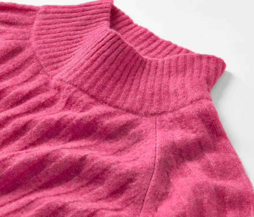 Gerippter Strickpullover mit Stehkragen