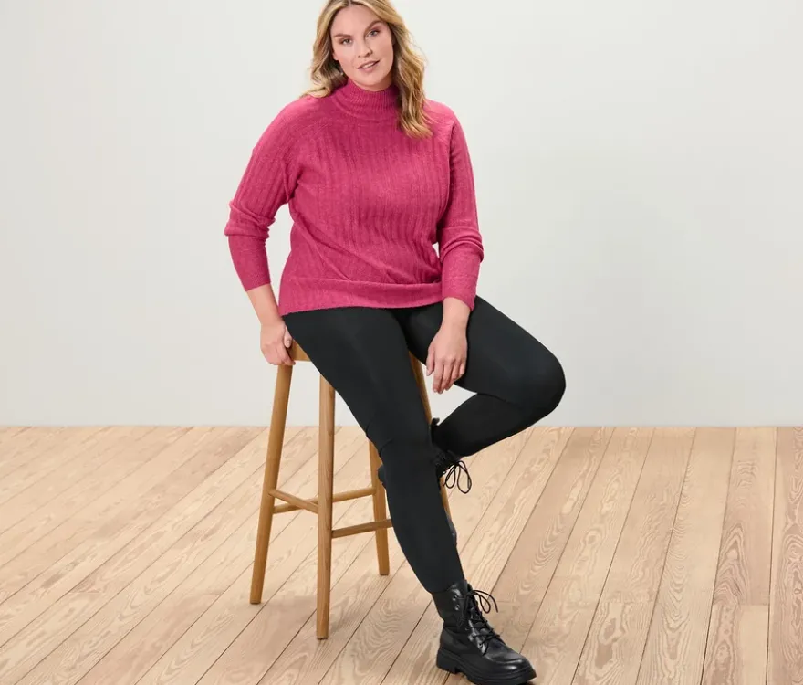 Gerippter Strickpullover mit Stehkragen