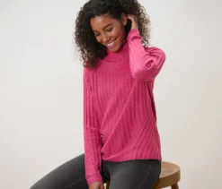 Gerippter Strickpullover mit Stehkragen