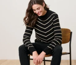 Gestreifter Strickpullover mit Stehkragen, schwarz