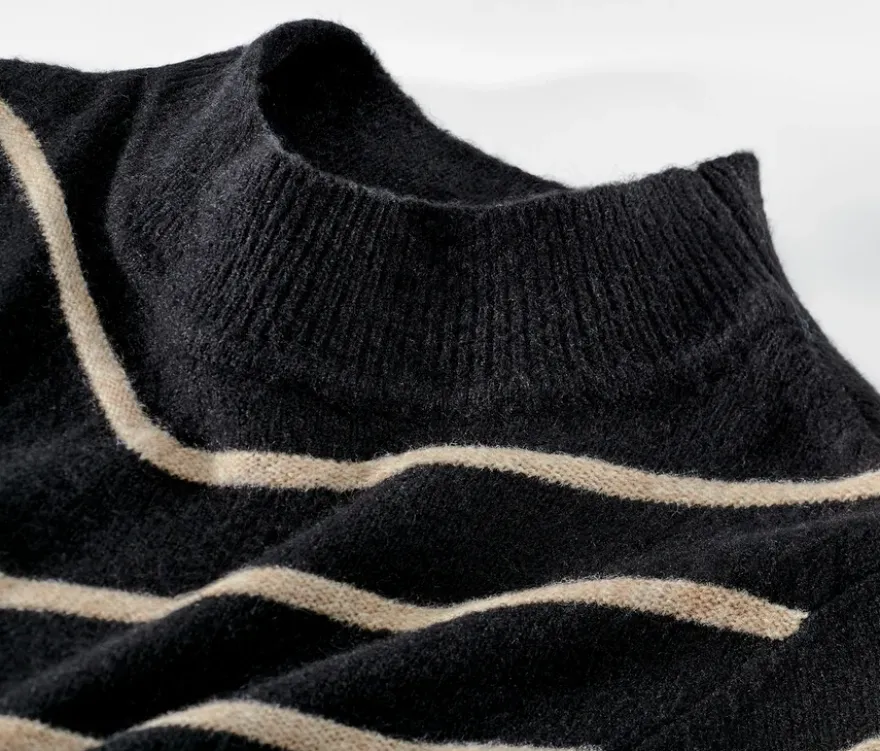 Gestreifter Strickpullover mit Stehkragen, schwarz