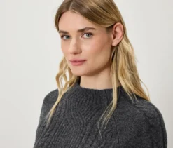 Grobstrickpullover mit Zopfmuster, grau