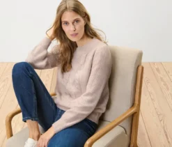 Grobstrickpullover mit Zopfmuster