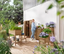 Großer Gartenschrank mit hochklappbarem Seitenregal