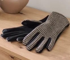 Handschuhe im Materialmix
