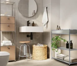 Hocker mit Holzsitzfläche