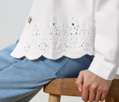 Jeansjacke mit Lochstickerei