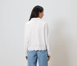 Jeansjacke mit Lochstickerei