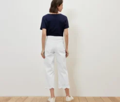 Jeans mit Lochstickerei