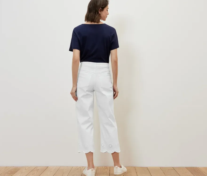 Jeans mit Lochstickerei
