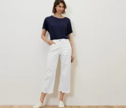 Jeans mit Lochstickerei