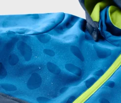 Kinder-Softshelljacke mit Farbwechsel bei Regen