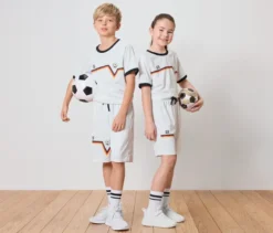 Kinder-Sportshorts im Fußballdesign