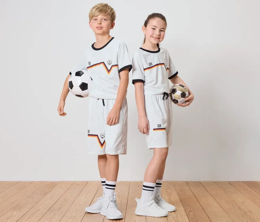 Kinder-Sportshorts im Fußballdesign