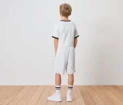 Kinder-Sportshorts im Fußballdesign