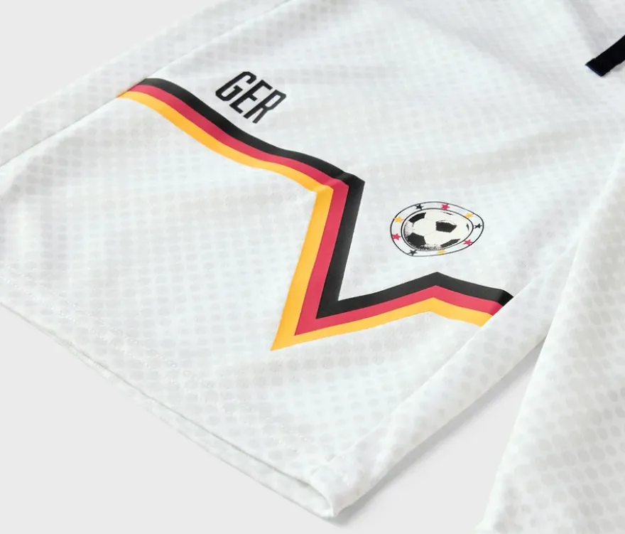 Kinder-Sportshorts im Fußballdesign