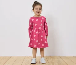 Kinder-Sweatkleid, mittelpink mit hellrosafarbenen Herzen-Alloverprint