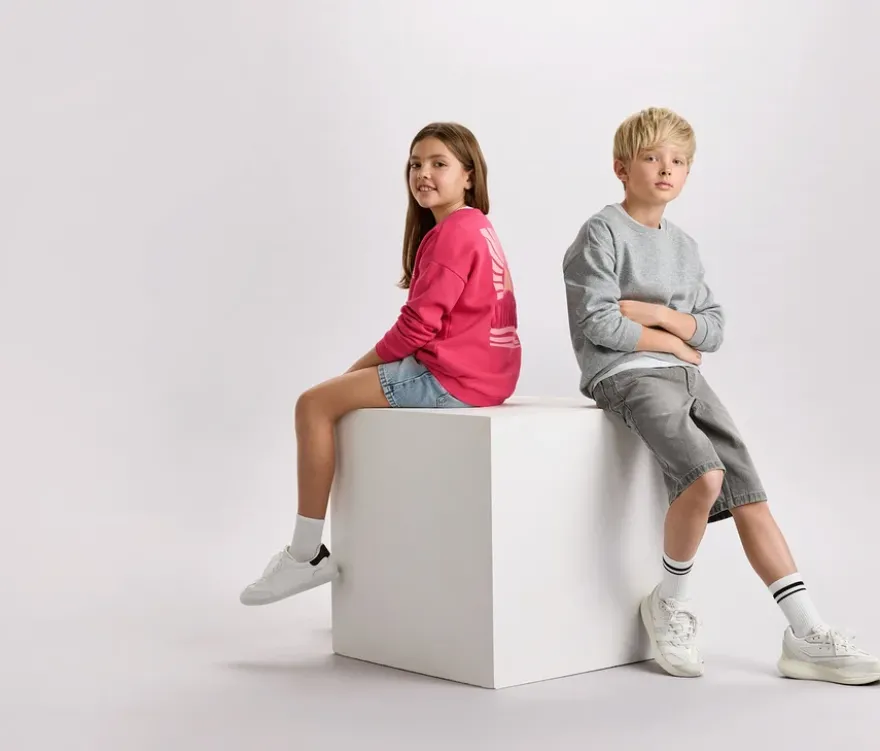 Kinder-Sweatshirt mit überschnittenen Schultern, grau