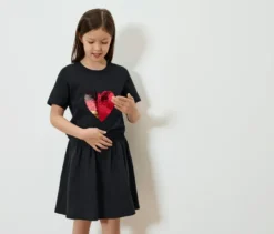 Kinder-T-Shirt mit Wendepailletten, Herz im Fußballdesign