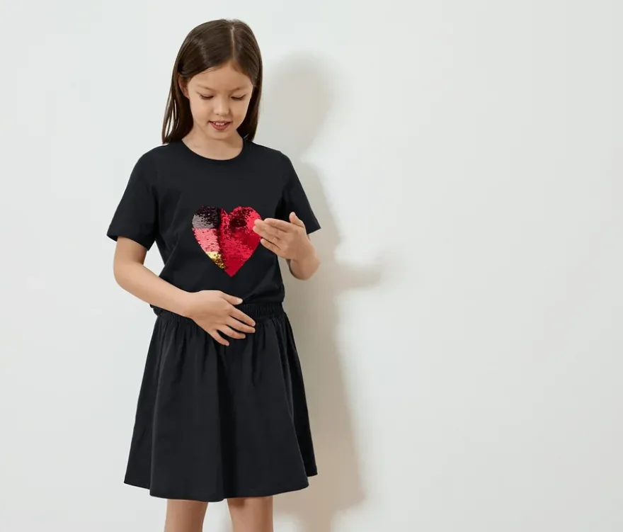 Kinder-T-Shirt mit Wendepailletten, Herz im Fußballdesign