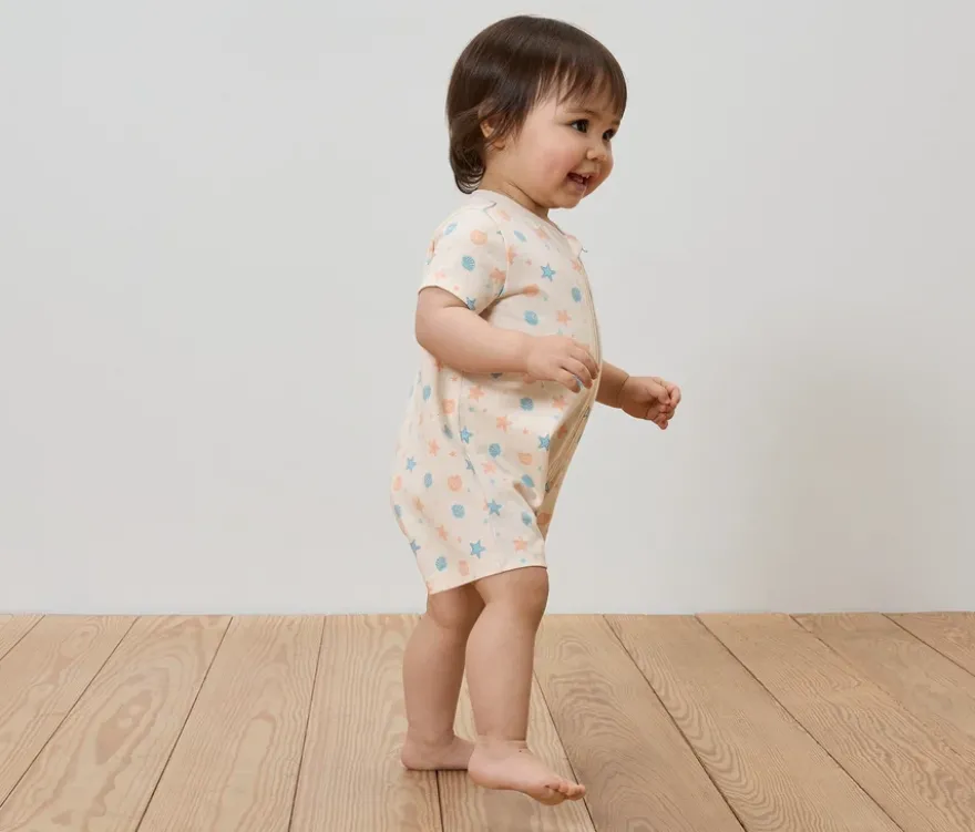 2 kurze Baby-Pyjamas