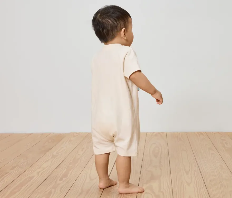 2 kurze Baby-Pyjamas