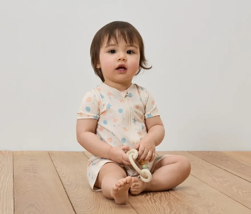 2 kurze Baby-Pyjamas