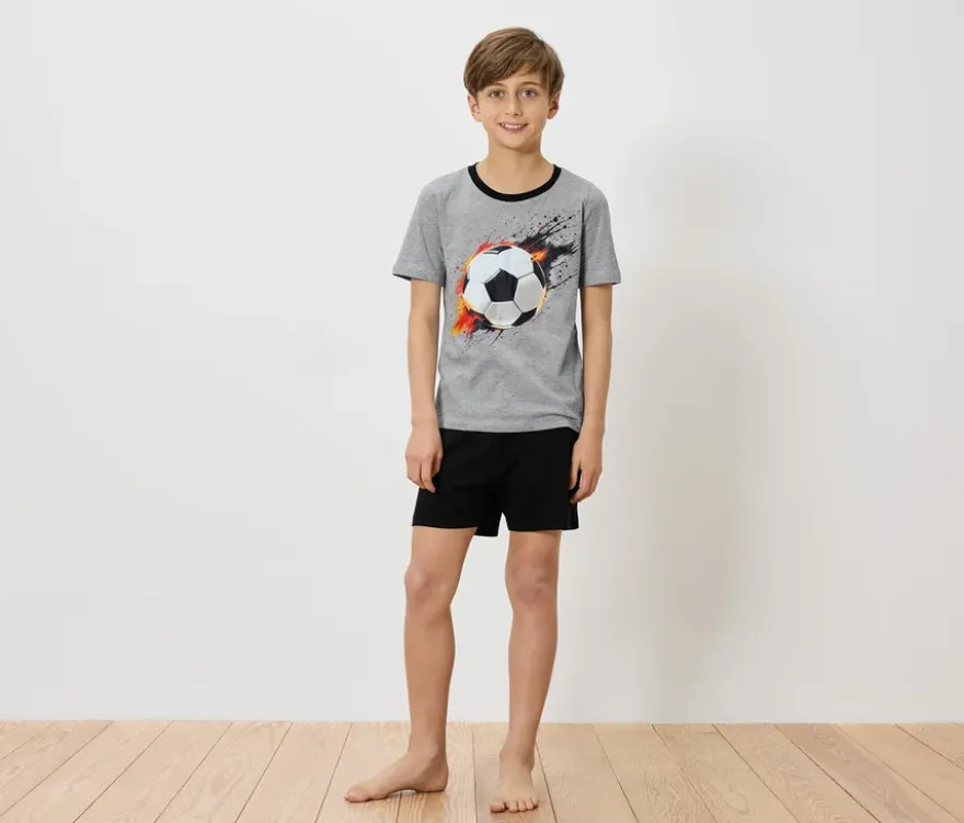 Kurzer Kinder-Pyjama im Fußballdesign