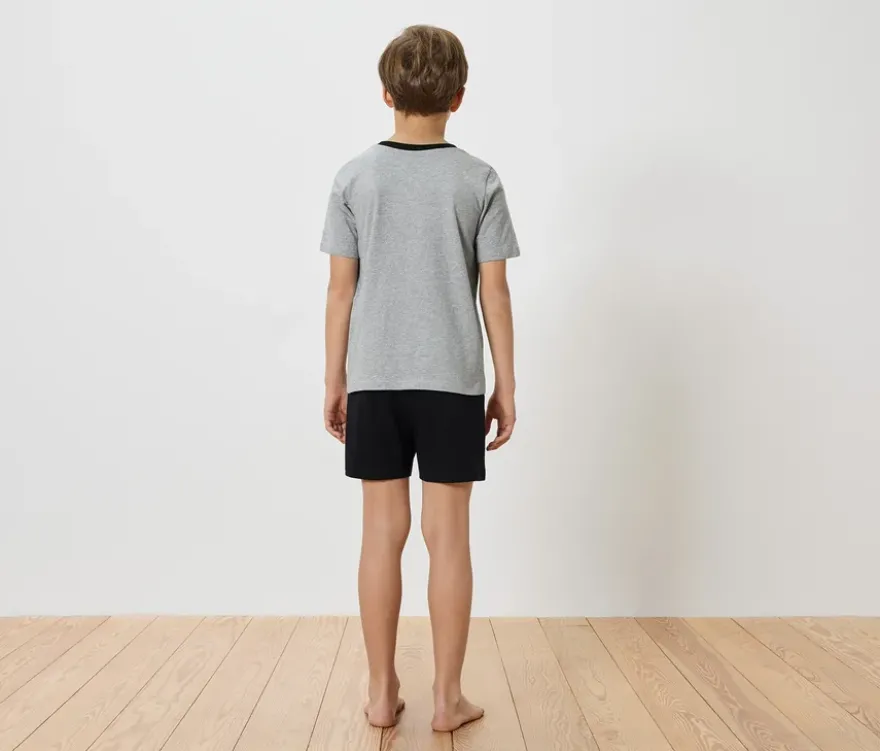 Kurzer Kinder-Pyjama im Fußballdesign