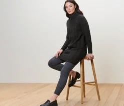 Langer Strickpullover mit Zopfmuster, schwarz