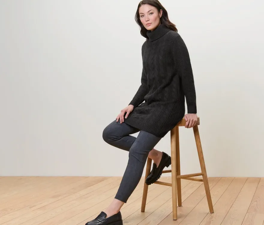 Langer Strickpullover mit Zopfmuster, schwarz