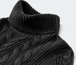 Langer Strickpullover mit Zopfmuster, schwarz