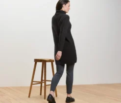 Langer Strickpullover mit Zopfmuster, schwarz