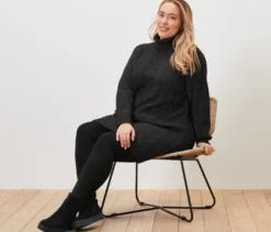 Langer Strickpullover mit Zopfmuster, schwarz