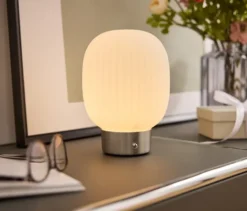 LED-Akku-Tischleuchte mit Glasschirm