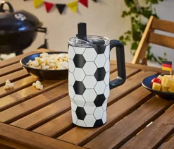 Outdoor-Trinkbecher im Fußball-Look