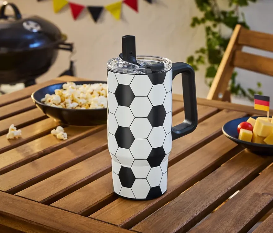 Outdoor-Trinkbecher im Fußball-Look