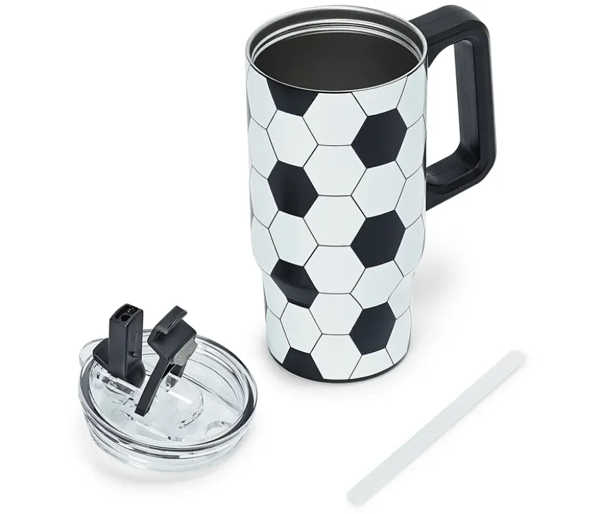 Outdoor-Trinkbecher im Fußball-Look