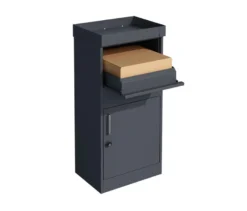 Paketbox mit Blumenkasten