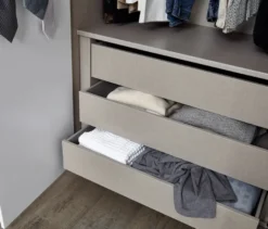 rauch Kleiderschrank »Purisma« mit umfangreicher Innenausstattung und Spiegel, 4-türig