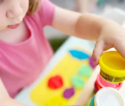 Roba x Play-Doh Basteltisch mit Hocker und Zubehör
