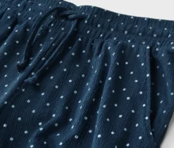 Schlupfhose in Crinkle-Optik, dunkelblau mit weißen Punkten