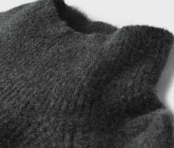 Soufflé-Yarn-Grobstrickpullover, grau